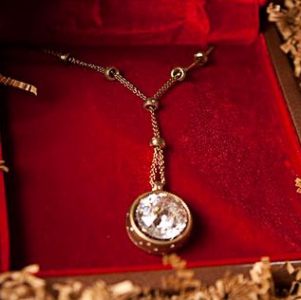 Twilight Breaking Dawn Volturi Bella Diamond Necklace